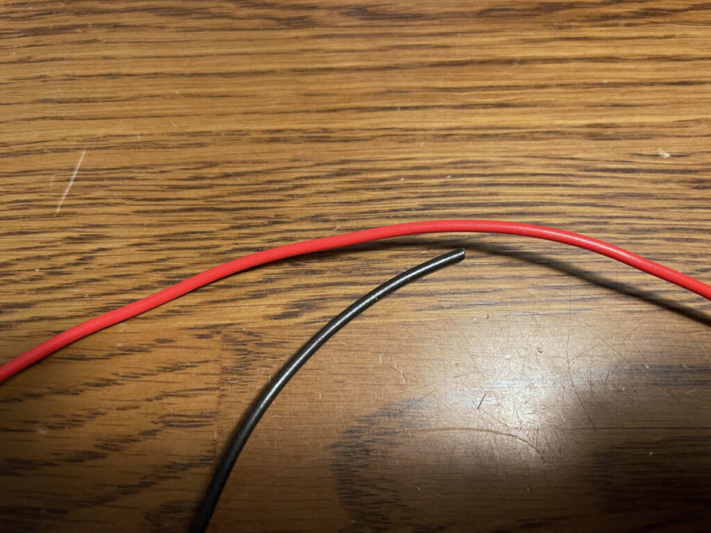 赤配線に黒配線を割り込ませます。