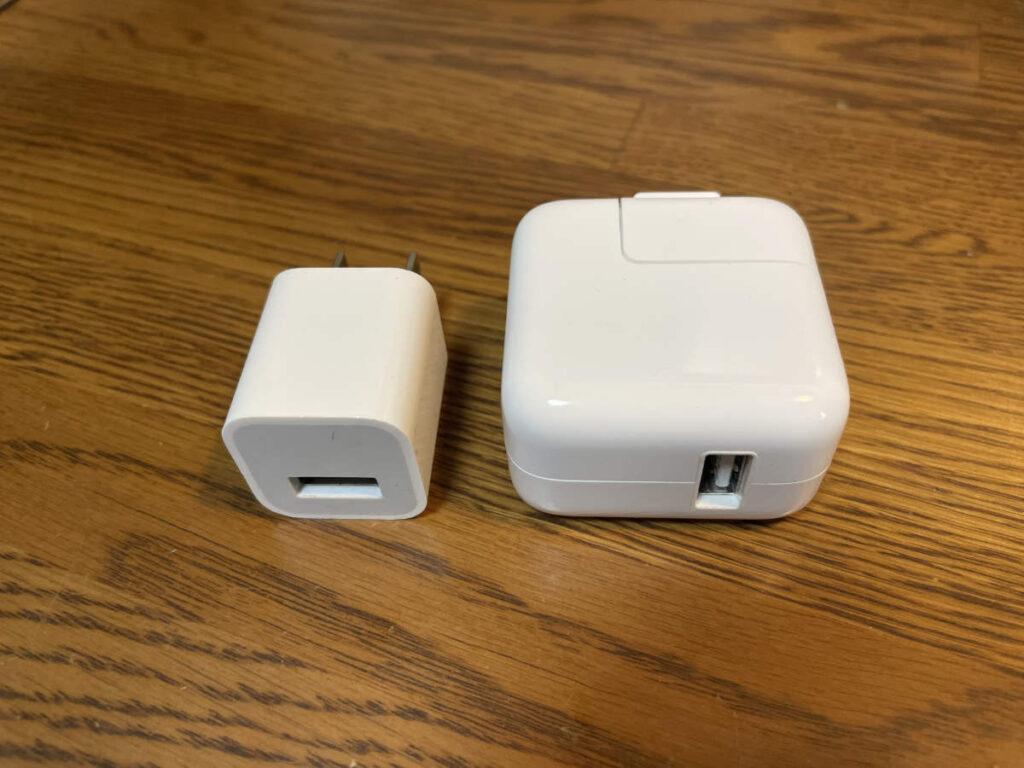 左：iPhoneの充電器（6sに付属）右：iPadの充電器